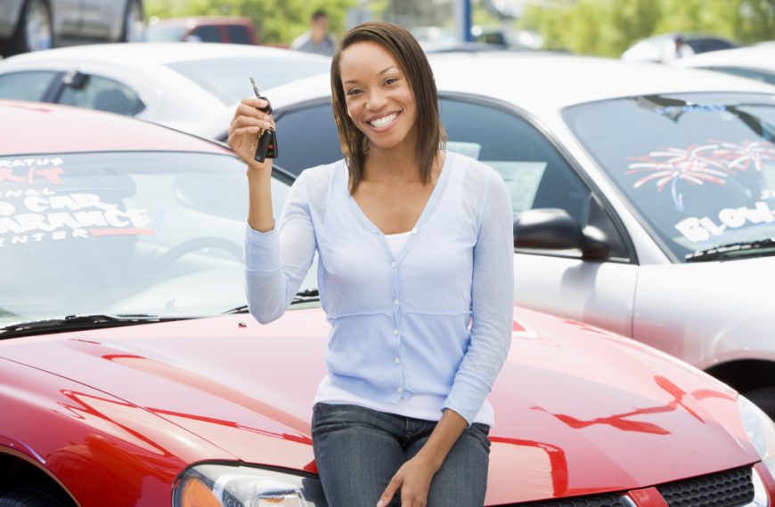 woman holding her car keys